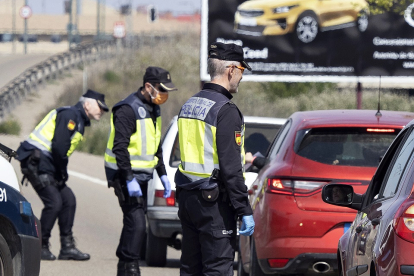 Control policial en la carretera Madrid, a la entrada y salida de Valladolid. - M.Á.SANTOS / PHOTOGENIC