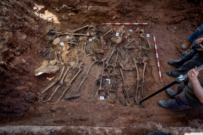 Exhumación de fusilados en el cementerio de Las Casas (Soria). -ICAL