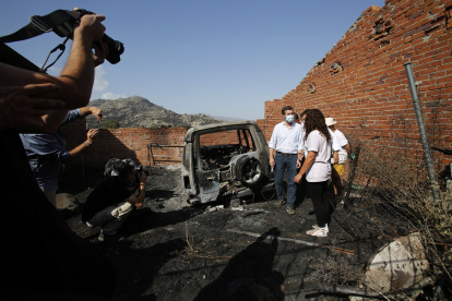 El presidente del Partido Popular, Pablo Casado, visita las zonas afectadas por los incendios forestales en la provincia de Ávila.- ICAL