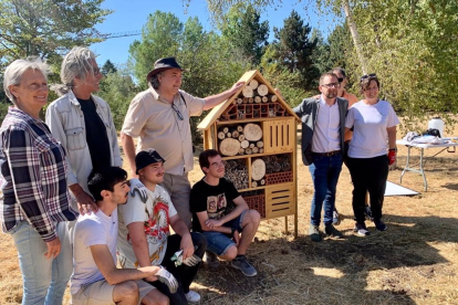 Junto al hotel de insectos el director de las Aulas de Medio Ambiente de Fundación Caja de Burgos y el concejal de Medio Ambiente junto a voluntarios del programa Jardines con Ambiente. - EUROPA