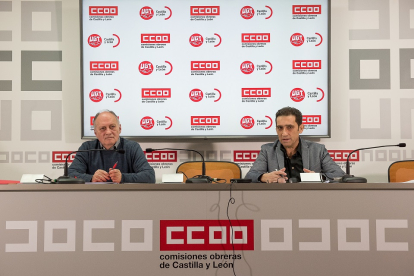 El secretario general de CCOO, Vicente Andrés (a la derecha) posa junto a Faustino Temprano en una rueda de prensa. ICAL