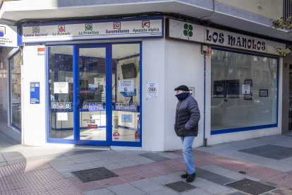 La administración de lotería del Paseo del Rollo en Salamanca reparte un premio del Niño.- ICAL