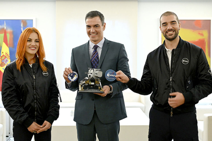 Pedro Sánchez recibe a los nuevos astronautas leoneses de la Agencia Espacial Europea (ESA), Pablo Álvarez y Sara García. POOL MONCLOA