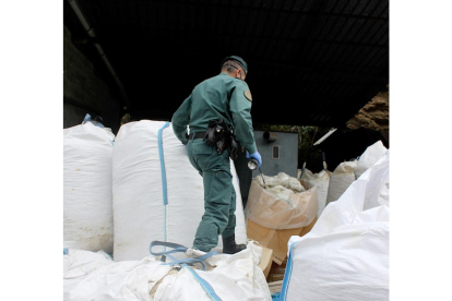 El Seprona localiza en Igüeña (León) 300 toneladas de residuos almacenados de forma ilegal.- ICAL