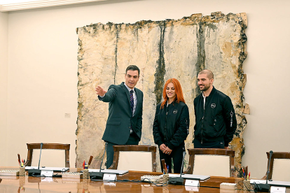 Pedro Sánchez recibe a los nuevos astronautas leoneses de la Agencia Espacial Europea (ESA), Pablo Álvarez y Sara García. POOL MONCLOA