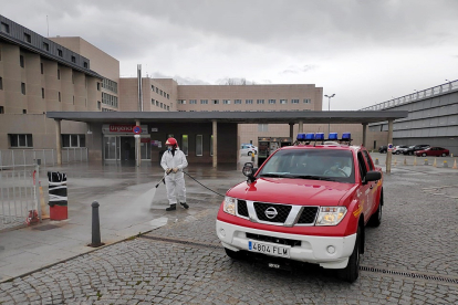 Bomberos voluntarios de Segovia desinfectan la ciiudad.- ICAL