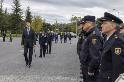 El rey Felipe VI inaugura el Centro Universitario de Formación de la Policía Nacional, junto a varias autoridades. -ICAL