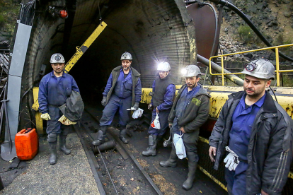 Mineros del Bierzo momentos antes de su entrada al pozo Salgueiro de Santa Cruz de Montes (León), el último día de la minería del carbón en el Bierzo, el 16 de noviembre de 2018. ICAL