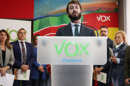 El vicepresidente de la Junta, Juan García-Gallardo, en la sede de VOX de Zamora.- ICAL