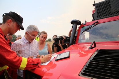 El ministro de interior, Fernando Grande-Marlaska y la delegada del gobierno, Virginia Barcones, visitan el puesto de mando del incendio de losacio