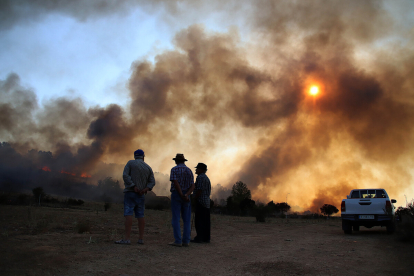Imagen de archivo de un incendio que  arrasa una zona arbolada con  líneas eléctricas en Castilla y León.- ICAL