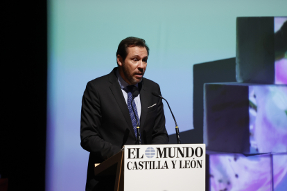 El alcalde de Valladolid, Óscar Puente, durante un momento de su intervención en la gala de los Premios La Posada. PHOTOGENIC