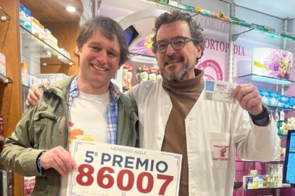 Raúl Fuente, con el comprador de décimo.-DIARIO DE LEÓN