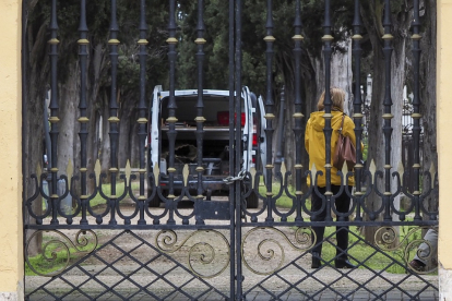 El Cementerio El Carmen de Valladolid cerrado por la crisis del coronavirus. -PHOTOGENIC/MIGUEL ÁNGEL SANTOS