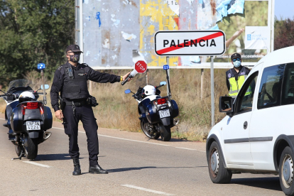 Primer día del confinamiento de la capital palentina
Control de la policía nacional en la  N610a a la salida de Palencia.- ICAL