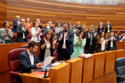 La bancada socialista aplaude a Luis Tudanca tras su intervención para defender la PNL.- ICAL