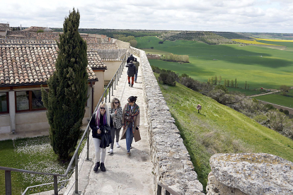 Turistas visitan la muralla de la localidad vallisoletana de Urueña, imagen de archivo. / ICAL