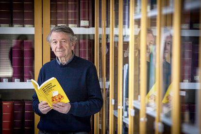 El historiador y escritor Carmelo Romero posa junto a su nuevo libro. - MARIO TEJEDOR