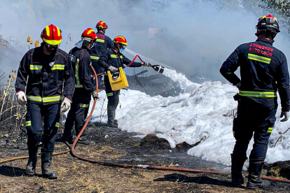 Los bomberos de León intervienen en un incendio anterior.- ICAL