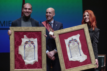 Pablo Álvarez y Sara García reciben el título de Hijos Predilectos de la Ciudad de León.- ICAL