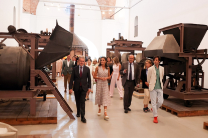 La reina Letizia con los acompañantes de los mandatarios que asisten a la cumbre de la OTAN en su visita a la Fábrica de Vidrio en la Granja de San Idelfonso, Segovia.- E. M.