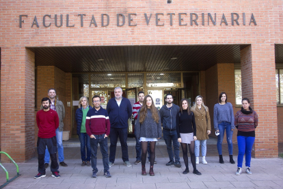 Miembros del equipo en la puerta de la Facultad de Veterinaria de la Universidad de León. EL MUNDO