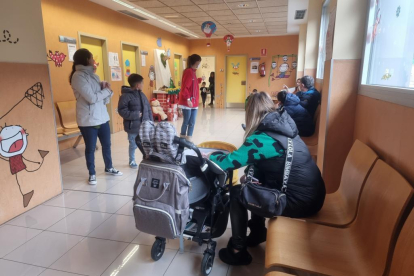 Pacientes esperan en el consultorio médico de Arroyo en Valladolid.-PHOTOGENIC