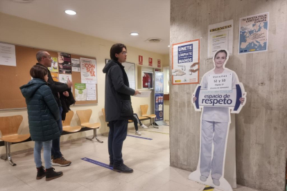 Pacientes esperando en un consultorio médico de Valladolid.-PHOTOGENIC