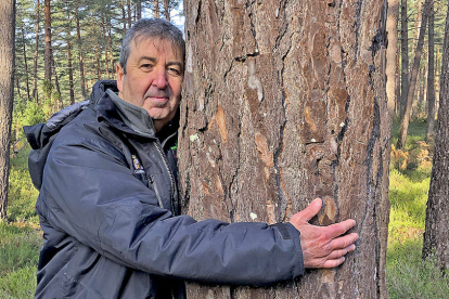 Josu Olabarría abrazando a un árbol en el Parque Natural ‘Montes Obarenes-San Zadornil’. / ARGICOMUNICACIÓN