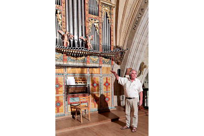 Pascal Quoirin junto al órgano barroco de Meneses de Campos. / E. M.