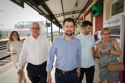 El secretario general del PSOECyL, Luis Tudanca, y el secretario general del PSOE de Ávila y candidato al Senado, Jesús Caro, realizan declaraciones a los medios en su visita a Arévalo (Ávila). -ICAL