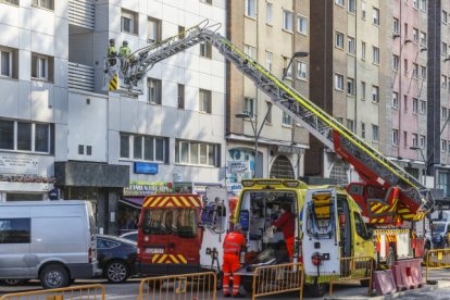 Los bomberos de Burgos rescatan a un menor tras precipitarse por el hueco de un edificio en Reyes Católicos. SANTI OTERO