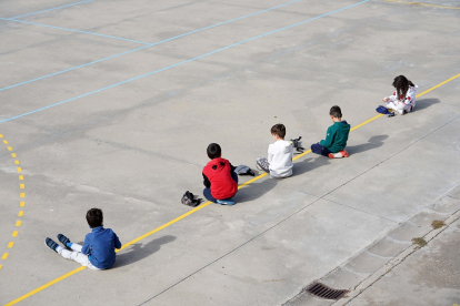 Escolares en el patio del colegio Teresa Íñigo de Toro guardan la distancia de seguridad durante la hora del almuerzo. ICAL