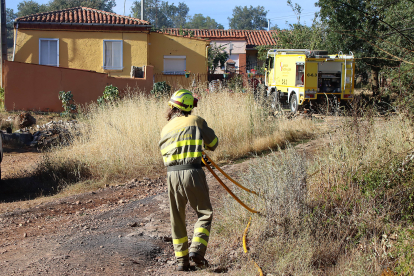 Medios terrestres y aéreos trabajan en la extinción de un incendio en San Andrés del Rabanedo (León).- ICAL