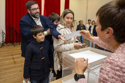 El candidato de XAV a la Alcaldía de Ávila, Jesús Manuel Sánchez Cabrera, ejerce su derecho al voto en el Conservatorio Profesional de Música Tomás Luis de Victoria.- ICAL