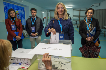La candidata del PP a la Alcaldía de Ávila, Alicia García, ejerce a las su derecho al voto en el CEIP Claudio Sánchez Albornoz.- ICAL
