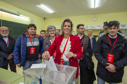 La candidata del PSOE a la Alcaldía de Ávila, Eva Arias, ejerce su derecho al voto en el IES Isabel de Castilla.- ICAL