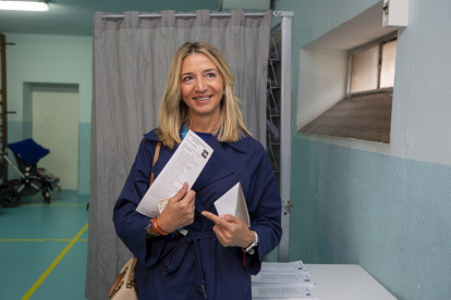 La candidata del PP a la Alcaldía de Ávila, Alicia García, ejerce a las su derecho al voto en el CEIP Claudio Sánchez Albornoz.- ICAL