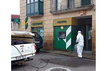 Personal de la Junta desinfectó ayer cajeros, contenedores, el centro de salud y las calles de Quintanar. ECB