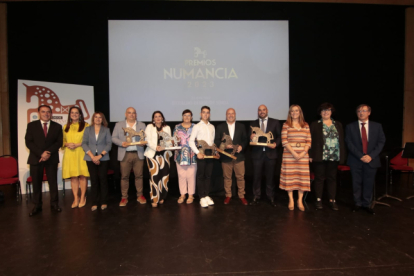 Premiados y autoridades al término de la ceremonia de los Premios Numancia 2023.GONZALO MONTESEGURO