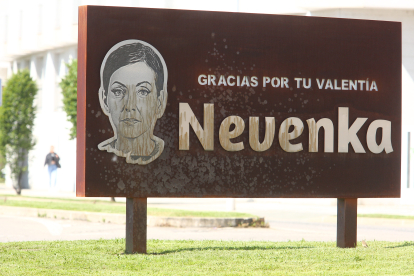 Placa en homenaje a Nevenka en Ponferrada rociada de líquido.-ICAL