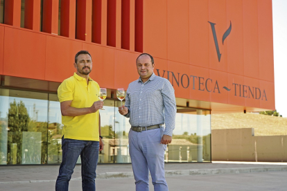 El director general de Bodegas riojanas, Eduardo Sainz, y el enólogo Pablo García, director técnico de Viore, en la bodega de Rueda.