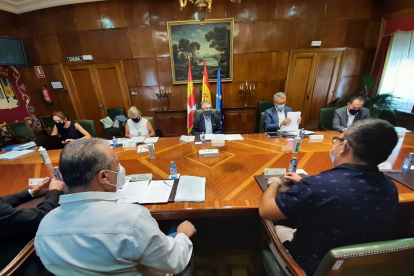 El secretario de Estado de Medio Ambiente, Hugo Morán, preside una reunión con los representantes de los ayuntamientos afectados por el vaciado del embalse de Ricobayo. - ICAL