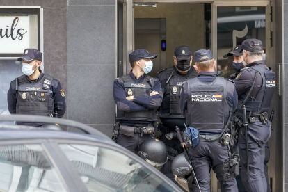 Efectivos de la UPR de la Policía Nacional durante la detención del principal sospechoso en Burgos. -SANTI OTERO
