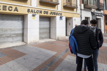 Casa de apuestas cerrada en la Plaza de España de Valladolid. PHOTOGENIC/ MIGUEL ÁNGEL SANTOS