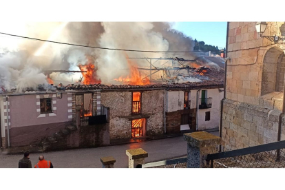 Incendio en Cabrejas del Pinar, Soria, que ha afectado a varias viviendas. - ICAL