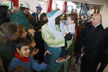 León recibe a los Reyes Magos a su llegada en tren. ICAL