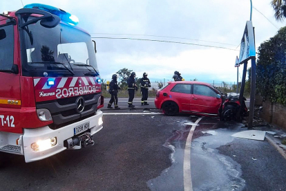 Los bomberos de León en el accidente. / ICAL