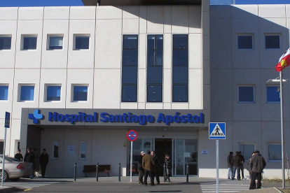 Entrada principal del hospital Santiago Apóstol de Miranda de Ebro. RAÚL G. OCHOA