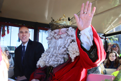 León recibe a los Reyes Magos a su llegada en tren. ICAL